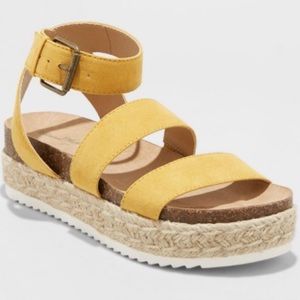 Universal Thread Platform Yellow Sandals.